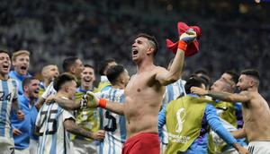 Kiper Timnas Argentina, Emiliano Martinez merayakan kemenangan atas Belanda melalui adu penalti dalam laga babak perempatfinal Piala Dunia 2022 di Lusail Stadium, Lusail, Qatar, Sabtu (10/12/2022) dini hari WIB. (AP/Ricardo Mazalan)