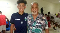 Presiden pertama dan mantan perdana Menteri Timor Leste, Xanana Gusmao, bersama putra keduanya, Kay Olok Sword Gusmao, di Piala AFF U-16 2018, Selasa (31/7/2018). (Bola.com/Zaidan Nazarul)