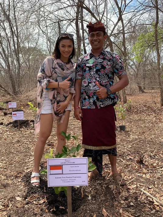 Selain liburan bermain air dan nikmati pemandangan pantai. Angela pun seakan menikmati saat ia bermain ayunan. Ia pun dalam wisatanya juga melakukan penananam pohon di sebuah pelataran resort. Angela menanam pohon sawo kecik. (Liputan6.com/IG/@angelagilsha)