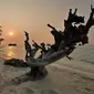 Suasana matahari tenggelam (sunset) di Pulau Pari, Kepulauan Seribu, Jakarta pada 3 Agustus 2019. Pulau Pari merupakan bagian dari 12 pulau dari Kelurahan Pulau Pari dengan potensi keindahan pantai dan alamnya. (Liputan6.com/Herman Zakharia)