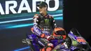 Fabio Quartararo mengaku sangat antusias dengan perubahan besar ini. Juara dunia 2021 itu berharap transisi ke mesin V4 bisa membawanya kembali kompetitif ke perebutan gelar juara dunia. Tampak dalam foto, pembalap Monster Energy Yamaha, Fabio Quartararo saat tampil pada perkenalan motor baru Yamaha untuk mengarungi MotoGP 2026 di Jakarta, Rabu (21/1/2026). (Bola.com/M Iqbal Ichsan)