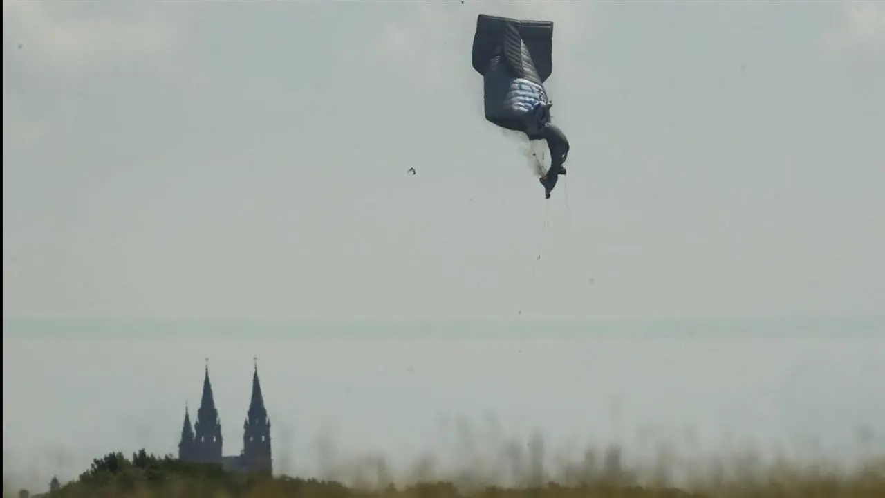 Seorang Pilot Terluka Akibat Iklan Balon Udara Meledak