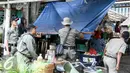 Petugas Satpol PP bongkar lapak pedagang kaki lima (PKL) liar di kawasan Senen, Jakarta, Selasa (29/3/2016). Penertiban dilakukan karena lapak PKL yang berada di atas trotoar mengganggu pejalan kaki. (Liputan6.com/Yoppy Renato)