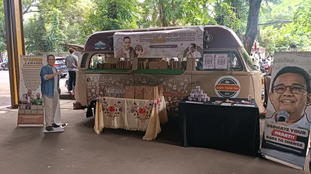 Calon Presiden (Capres) nomor urut 1, Anies Baswedan dikirimi Foodtruck ala Idol Kpop saat acara Desak Anies di Half Patiunus, Jakarta.