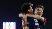 Dua pemain muda Barcelona, Lamine Yamal dan Gavi. (LLUIS GENE / AFP)