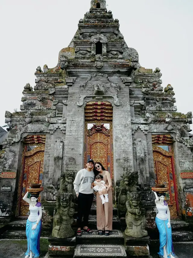 Potret Denny Caknan Ajak Keluarga Liburan ke Bali, Pose Dek Cunda Bikin Gemas Netizen (credit: instagram/denny_caknan)