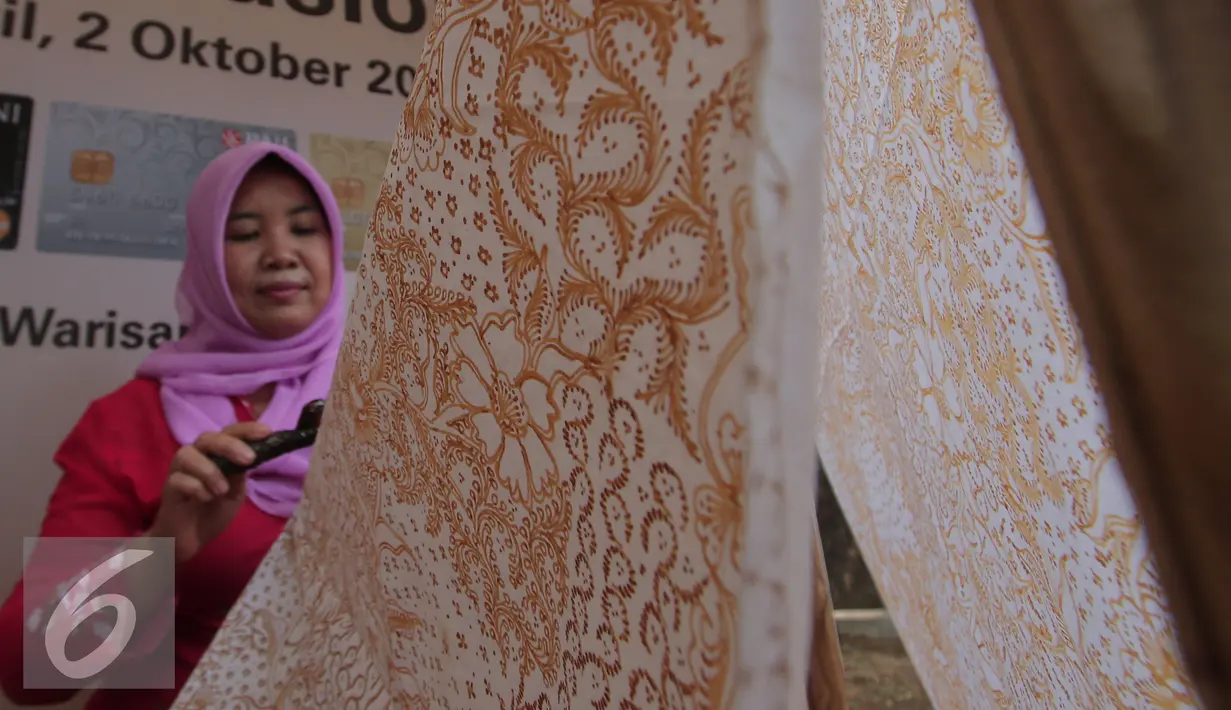Pengrajin memperagakan keterampilannya membuat batik tulis dalam Peringatan Hari Batik Nasional di Museum Tekstil, Jakarta, Jumat (2/10/2015). Perayaan tersebut juga menampilkan produk batik dari berbagai daerah di Indonesia. (Liputan6.com/Angga Yuniar)