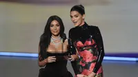 Kendall Jenner dan Kim Kardashian  (Photo by Chris Pizzello/Invision/AP)