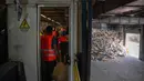 Beberapa langkah telah diambil dalam upaya daur ulang. Tampak dalam foto, pekerja memisahkan benda-benda plastik dari bahan limbah lainnya di atas conveyor belt di pabrik daur ulang di kota Corfu pada 15 Oktober 2025. (Angelos TZORTZINIS/AFP)