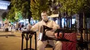 Seorang peserta berpakaian patung tampil dalam Statue Fest 2020 dengan tema "Skopje Disaat Corona", di alun-alun utama Skopje, Ibu Kota Makedonia Utara, 5 September 2020. Festival ini diselenggarakan oleh "Teatrosk" produksi teater jalanan yang menampilkan berbagai figur. (Robert ATANASOVSKI/AFP)