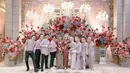 Gelar acara pernikahan di Grand Ball Room, Sudirman, Bandung, pernikahan Beni Mulyana dan Ira Dahlia ini mewah. Unggah foto bareng keluarga dan groomsmen juga bridesmaid Ira Dahlia, kebersamaan Beni Mulyana – Ira Dahlia bareng groomsmen dan bridesmaidnya tampil kompak. Pakai busana berwarna lilac, penampilan groomsmen dan bridesmaid ini tak kalah curi perhatian dari kedua mempelai. (Liputan6.com/IG/@benimulyanasopian)