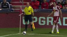 Lloyd Sam asal New York Red Bulls mencetak gol lewat sepak pojok yang tak sah saat timnya melawan Chicago Fire di kompetisi MLS.