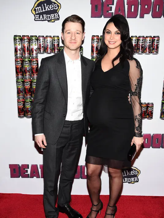 Pasangan ini tampak bahagia dan penuh cinta di karpet merah acara penggemar ‘Deadpool’di teater AMC Empire di New York City pada Senin (8/2/2016). Morena Baccarin tengah mengandung anak dari pacarnya, Benjamin McKenzie. (AFP/Bintang.com)