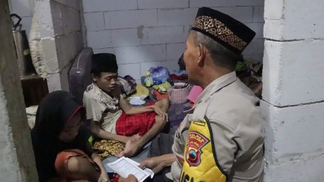 Polisi di Pemalang mengajar mengaji anak-anak lumpuh layu dan berbagi rezeki. (Foto: Liputan6.com/Polres Pemalang)