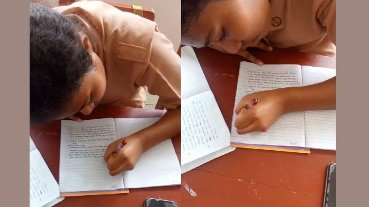 Siswa di Maluku Tenggara menulis dengan cara terbalik