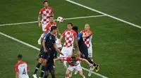 Pemain depan Kroasia Mario Mandzukic (tengah) menyundul bola dan mencetak gol bunuh diri setelah tendangan bebas pemain Prancis Antoine Griezmann pada pertandingan final Piala Dunia 2018 di Stadion Luzhniki Moskow, (15/7). (AFP PHOTO / Gabriel Bouys)