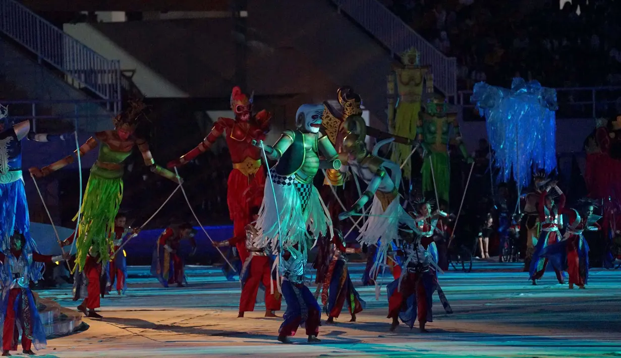 Pertujukan tari kolosal saat Upacara Penutupan Pekan Paralimpiade Nasional XVII di Stadion Manahan, Solo, Jawa Tengah, Minggu (13/10/2024). (PB PEPARNAS XVII/Andry Prasetyo)