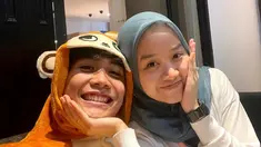 Bintang Emon, komika lucu Tanah Air yang kian terlihat mesra saja saat bersama sang istri. Ya, Bintang selalu terlihat kompak dan seru saat bersama Alca Octaviani. Tak heran momen kebersamaan mereka selalu curi perhatian. (Liputan6.com/IG/alcaoctvn)