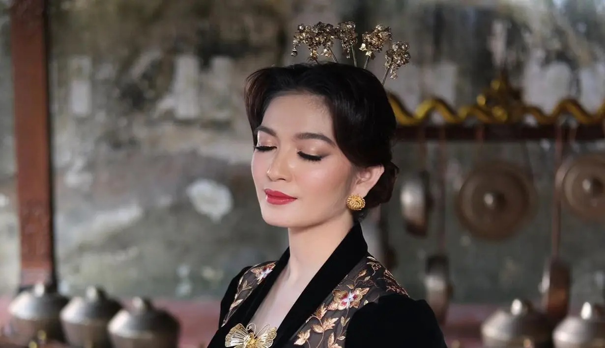Selvi Ananda dengan makeup bold dan outfit kebaya hitam, memancarkan pesona perempuan Jawa yang sesungguhnya. Makeup bernuansa merah muda dengan highlighter yang menonjolkan area mata hidung, dan pipi menyempurnakan keseluruhan penampilan Selvi di sini. [Foto: Instagram/rama_jee]

4.