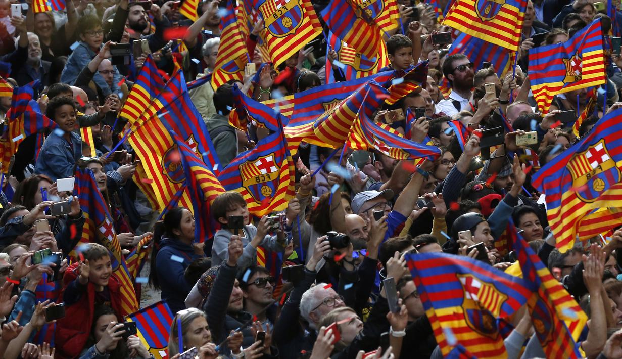 Ribuan fans Barcelona mengabadikan momen spesial timnya saat merayakan keberjhasilan meraih gelar La Liga di Barcelona, (30/4/2018). Gelar La Liga 2017-2018 diraih Barcelona usai kalahkan Deportivo 4-2. (AP/Manu Fernandez)