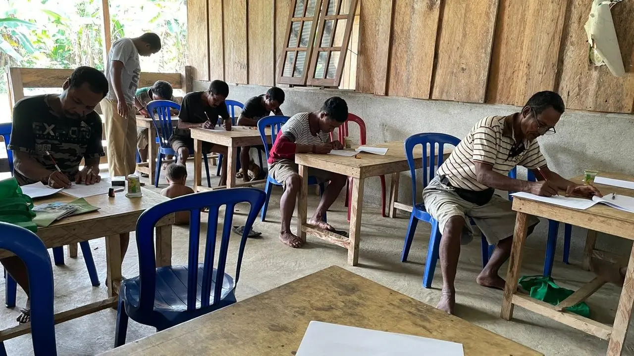 Orang Rimba Mengerjakan Soal Ujian