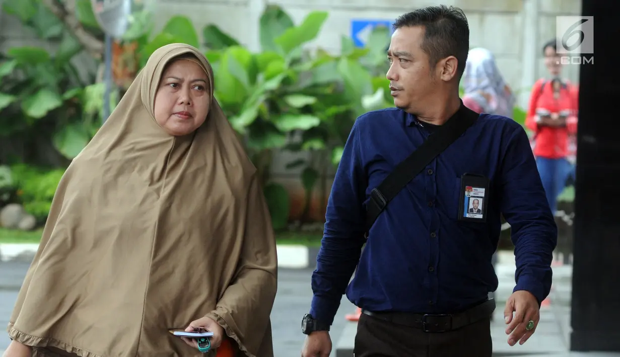 Anggota DPDR Kota Malang Sulik Lestyowati mendapat pengawalan saat kembali menjalani pemeriksaan di Gedung KPK, Jakarta, Rabu (25/4). Sulik diperiksa sebagai saksi terkait dugaan korupsi pembahasan APBD-P TA 2015 Kota Malang. (Merdeka.com/Dwi Narwoko)