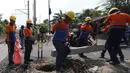 Pemasangan saat ini untuk meningkatkan keamanan di perlintasan kereta. Tampak dalam foto, aktivitas pekerja dari PT Kereta Api Indonesia (KAI) Daop 1 Jakarta saat proses pemasangan palang pintu di perlintasan sebidang Jalan Ampera, dekat Stasiun Bekasi Timur, Bekasi, Jawa Barat. (Kapanlagi.com/Budy Santoso)