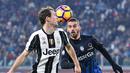 Duel pemain Juventus, Stephan Lichtsteiner (kiri) dengan pemain Atalanta,  Leonardo Spinazzola pada laga semifinal Coppa Italia di Juventus Stadium, Turin (11/1/2017). Juventus menang 3-2. (Alessandro Di Marco/ANSA via AP)