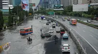 Sejumlah kendaraan menghindari genangan air di Jalan S Parman di ruas depan Kampus Trisakti dan Universitas Tarumanegara, Jakarta, Selasa (21/2). Banjir di kawasan ini disebabkan meluapnya beberapa sungai di Jakarta Barat. (Liputan6.com/Gempur M Surya)