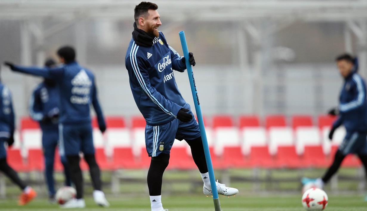 Striker Argentina, Lionel Messi, saat mengikuti sesi latihan jelang laga persahabatan di Moscow, Rusia, Selasa (7/11/2017). Argentina akan berhadapan dengan Rusia dan Nigeria. (AFP/Kirill Kudryavtsev)