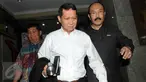 Mantan Direktur PT Pelindo, RJ Lino tertunduk seusai menjalani pemeriksaan di Bareskrim Mabes Polri, Jakarta, Rabu (6/1/2016). Lino diperiksa sebagai saksi pada kasus dugaan korupsi pengadaan 10 unit mobile crane di Pelindo II. (Liputan6.com/Helmi Afandi)