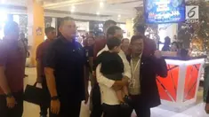 Presiden Jokowi minggu malam mengajak cucunya bermain di sebuah mall di kota Bogor.