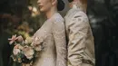 Baju pengantin keduanya dibuat oleh desainer Didiet Maulana lewat brandnya, Svarna by Ikat Indonesia. Didiet mengatakan jika pakaian pengantin ini terinspirasi dari Melayu Tamiang yang merupakan asal dari mempelai pria. [@morden.co]
