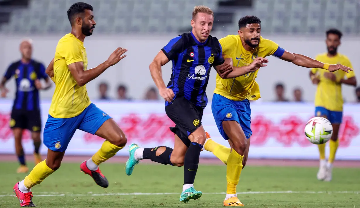 Dua pemain Al Nassr, Mohammed Al Fatil (kiri) dan Abdulelah Alamri berusaha mengadang laju gelandang Inter Milan, Davide Frattesi pada laga pramusim 2023/2024 di Nagai Stadium, Osaka, Jepang, Kamis (27/7/2023) sore WIB. (AFP/Paul Miller)