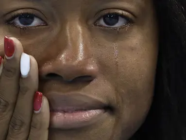 Perenang Amerika Serikat, Simone Manuel, menangis saat akan menerima medali emas usai memenangi nomor 100 m gaya bebas pada Olimpiade 2016 di Rio de Janeiro, Brasil, Jumat (12/8/2016). (AP/Michael Sohn)