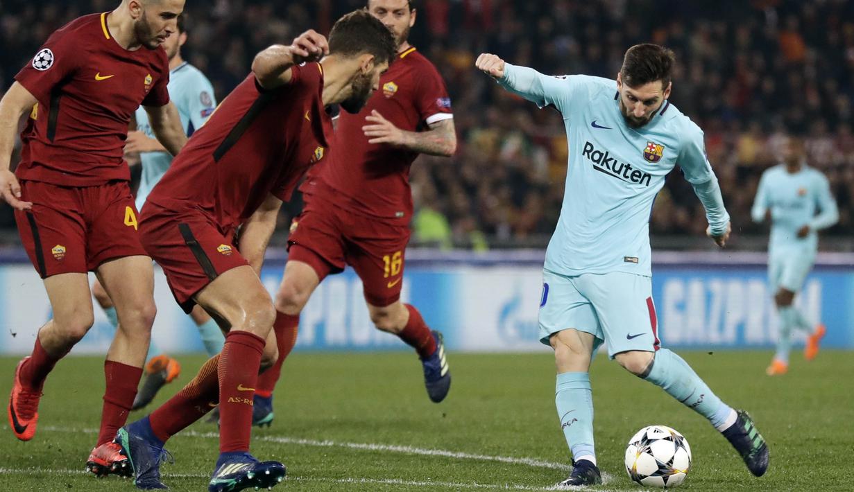 Striker  Barcelona, Lionel Messi, melepaskan tendangan ke gawang AS Roma pada laga leg kedua perempat final Liga Champions, di Stadion Olimpico, Selasa (10/4/2018). AS Roma menang 3-0 atas Barcelona. (AP/Andrew Medichini)