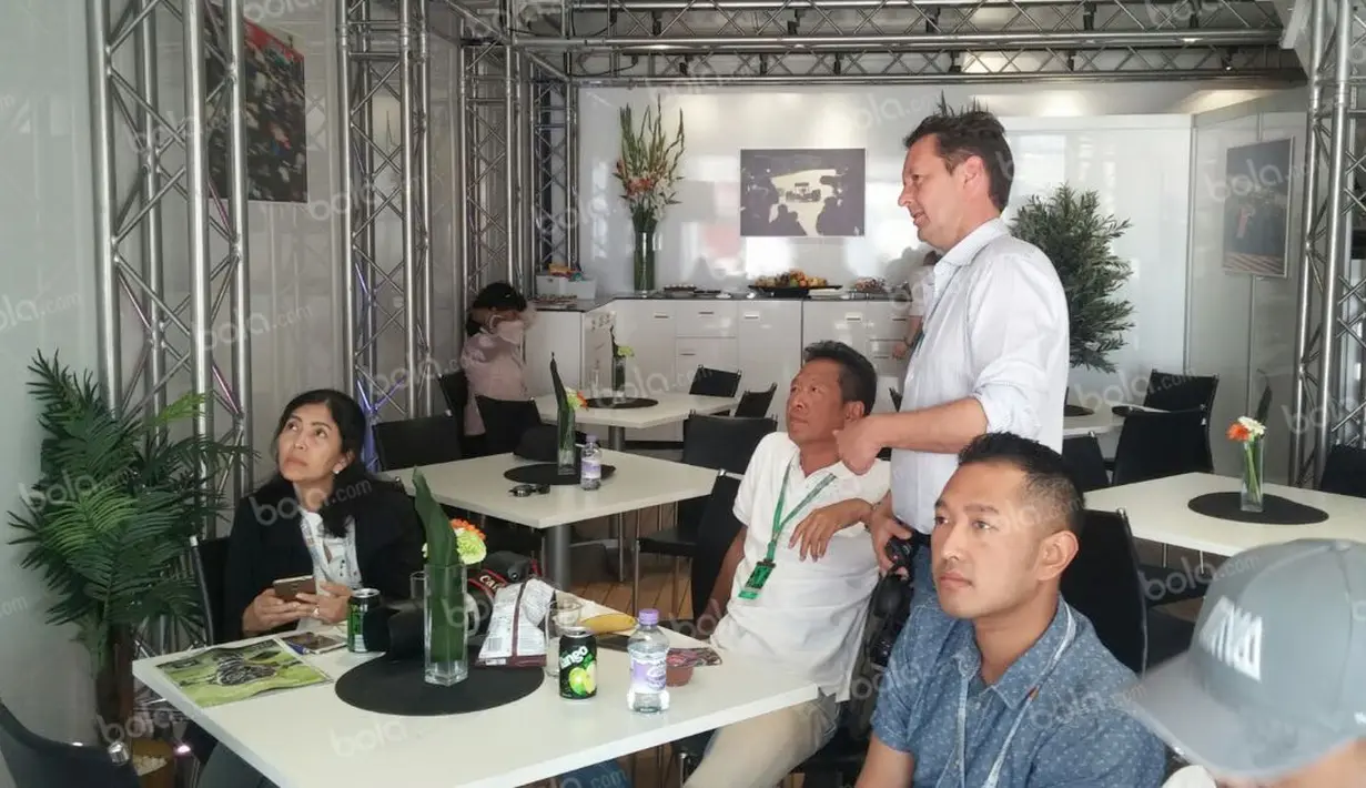 Orang tua, kakak, dan manajer Rio Haryanto terlihat tegang saat melihat balapan F1 GP Spanyol dari layar televisi di dalam team hospitality Manor Racing di Sirkuit Catalunya, Spanyol, Minggu (15/5/2016). (Bola.com/Reza Khomaini)