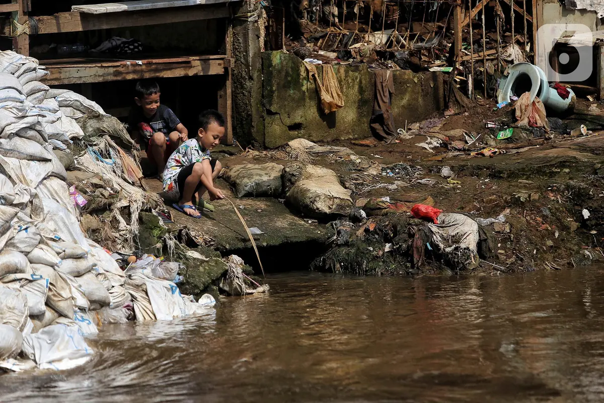 Kehidupan Warga Bantaran di Tengah Rencana Proyek Normalisasi Sungai Ciliwung