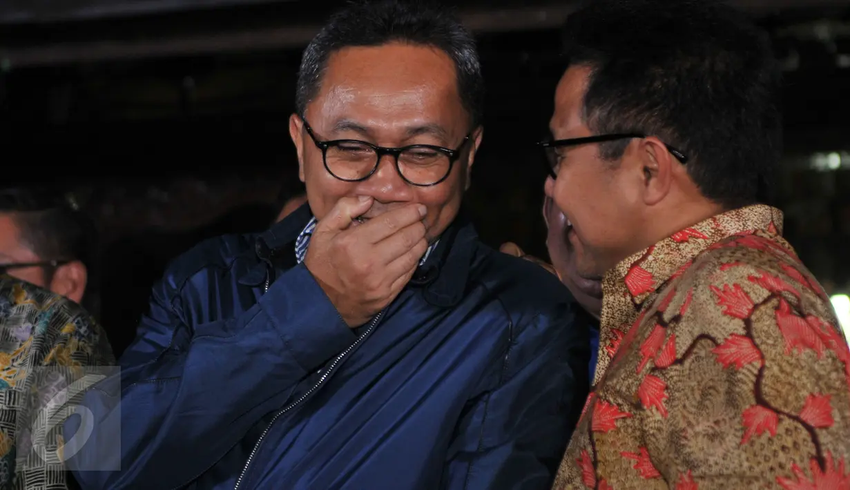 Ketua Umum PAN dan Ketua Umum PKB berbincang usai rapat konsolidasi di kediaman SBY di Cikeas, Jawa Barat, Jumat (23/9). Koalisi Poros Cikeas resmi mengusung Agus Yudhoyono menjadi Balon Gubernur DKI Jakarta. (Liputan6.com/Gempur M Surya)