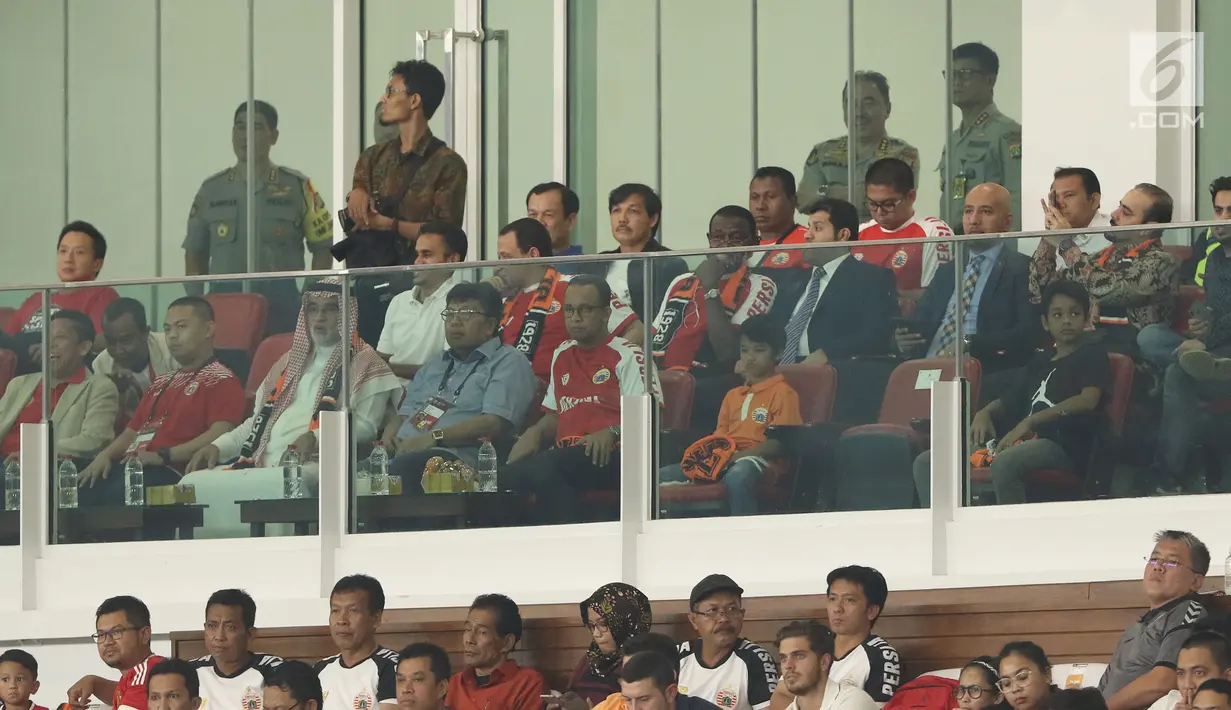 Gubernur DKI Jakarta, Anies Baswedan (tengah) bersama Dirut Persija, Gede Widiade menyaksikan langsung laga penyisihan grup H Piala AFC 2018 antara Persija melawan Tampines Rovers di Stadion GBK, Jakarta, Rabu (28/2). (Liputan6.com/Helmi Fithriansyah)