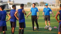 Pelatih Timnas Malaysia U-22, Ong Kim Swee, saat memimpin sesi latihan tim asuhannya di Phnom Penh. (Bola.com/Dok. FAM)