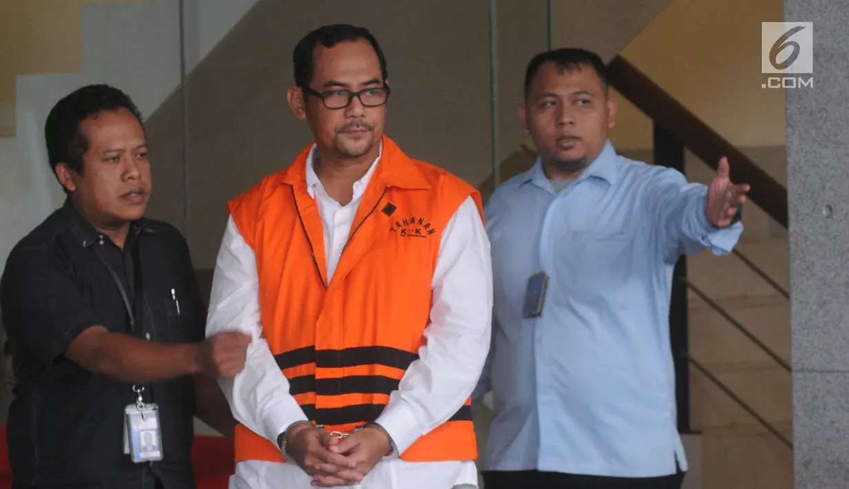 Kepala Kantor Wilayah (Kakanwil) Kemenag Jawa Timur Haris Hasanudin Muafaq Wirahardi (tengah) tiba di Gedung KPK, Jakarta, Kamis (21/3). Haris menjalani pemeriksaan perdana pascaterjaring dalam operasi tangkap tangan (OTT) KPK. (merdeka.com/Dwi Narwoko)