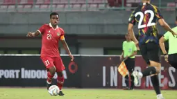 Pemain Timnas Indonesia U-17, Iqbal Gwijangge, mengontrol bola dalam pertandingan uji coba melawan Timnas Korea Selatan U-17 yang berlangsung di Stadion Patriot Candrabhaga, Bekasi, Rabu (30/8/2023). (Bola.com/Abdul Aziz)
