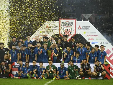 Timnas Thailand merayakan kemenangan setelah berhasi menjuarai Piala AFF 2022 menaklukkan Vietnam dalam laga final di Stadion Thammasat, Pathum Thani, Senin (16/1/2023). Thailand mempertegas status sebajai raja Asia Tenggara dengan menjuarai Piala AFF 2022. (AP Photo/Kittinun Rodsupan)