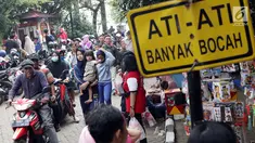 Pengunjung memadati kawasan Setu Babakan, Jakarta, Minggu (23/6/2019). Ribuan warga memadati kawasan Setu Babakan untuk berwisata dan menyaksikan beragam acara dalam rangka perayaan HUT ke-492 Jakarta. (Liputan6.com/Helmi Fithriansyah)