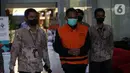 Tersangka Edy Wibowo yang merupakan Hakim Yustisial/Panitera Pengganti Mahkamah Agung (MA) dikawal petugas untuk dilakukan penahanan di Gedung Komisi Pemberantasan Korupsi (KPK), Rasuna Said, Jakarta, Senin (19/12/2022). KPK kembali menetapkan tersangka baru Edy Wibowo dalam kasus suap pengurusan perkara di MA menyusul 13 orang tersangka termasuk dua hakim agung Sudrajad Dimyati dan Gazalba Saleh. (Liputan6.com/Johan Tallo)