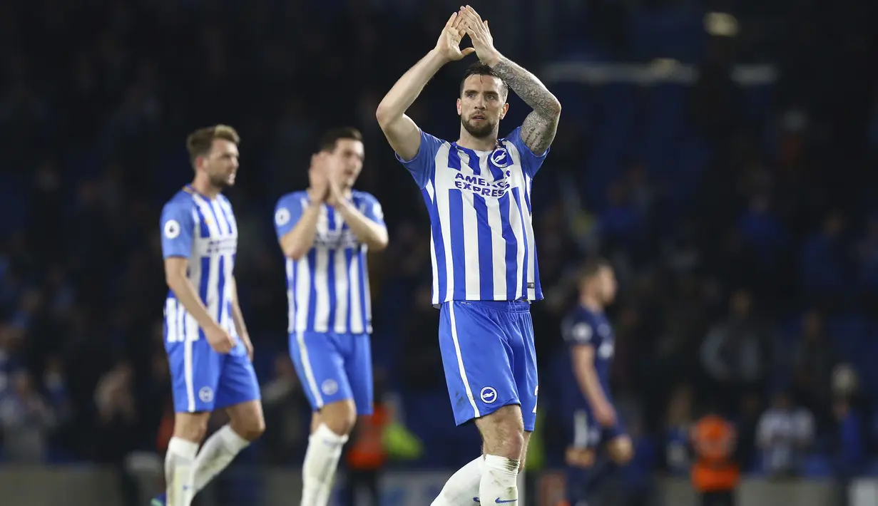 Pemain Brighton, Shane Duffy memberikan saalam kepada fans usai melawam Tottenham pada lanjutan Premier League di AMEX Stadium, Brighton, (17/4/2018). Tottenham bermain imbang 1-1 lawan Brighton. (Gareth Fuller/PA via AP)