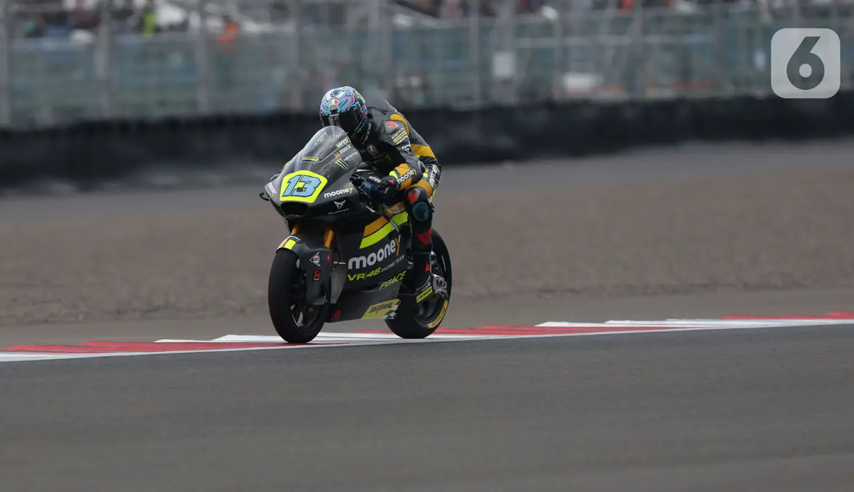 Pembalap Mooney VR46 Racing Team, Celestino Vietti saat berlomba di ajang Moto2 GP Mandalika di Pertamina Mandalika International Street Sirkuit, Nusa Tenggara Barat, Minggu (20/3/2022). (Liputan6.com/Helmi Fithriansyah)
