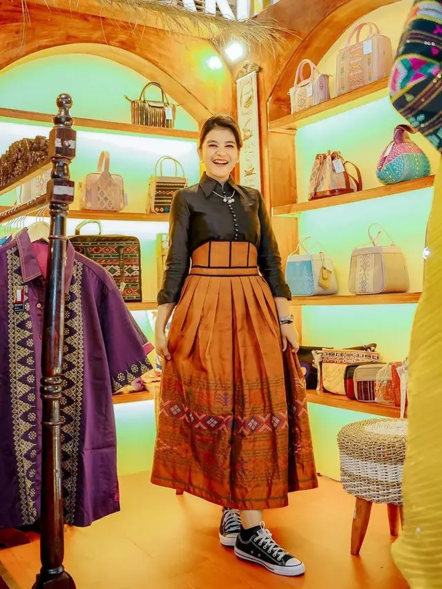 Gaya Casual Chic Kahiyang Ayu Padukan Rok High Waist Batik dengan Sneakers