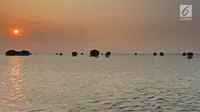 Suasana matahari tenggelam (sunset) di Pulau Pari, Kepulauan Seribu, Jakarta pada 3 Agustus 2019. Pulau Pari mempunyai keindahan saat matahari terbenam yang dapat dilihat dari Tanjung Renggae. (Liputan6.com/Herman Zakharia)
